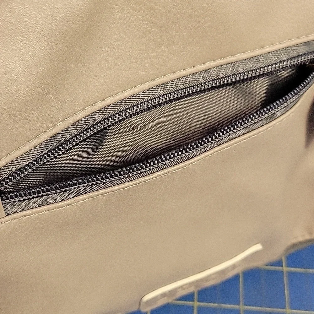 IZOD Gray/Brown Hanging Toiletry  Bag 4 Pockets 14 wide x 3.5 x 7 zip & 15 Unzip